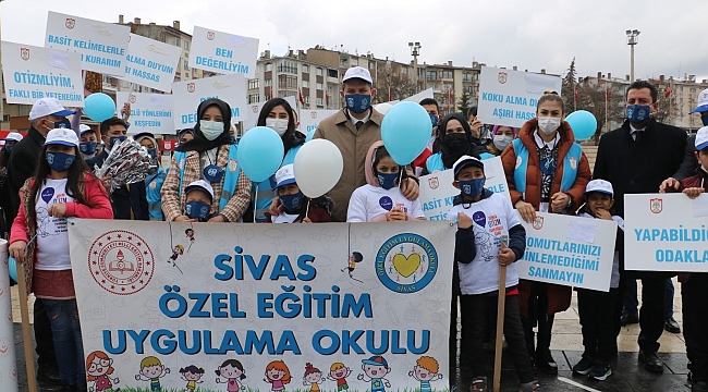 Sivas'ta 2 Nisan Dünya Otizm Farkındalık Günü dolayısıyla kurulan standı Vali Salih Ayhan ziyaret etti