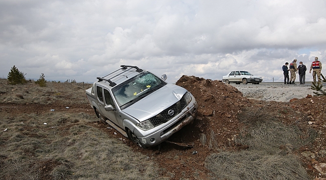 Sivas'ta, pikap yol kenarına uçtu: 4 yaralı
