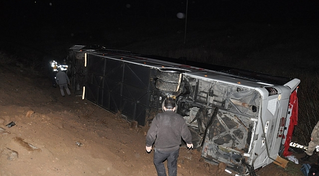 Sivas'ta yolcu otobüs tarlaya uçtu: 39 yaralı