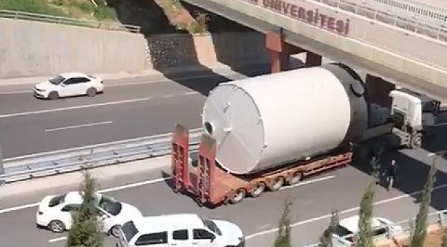 Tank yüklü Tır üst geçit nedeniyle ilerleyemedi