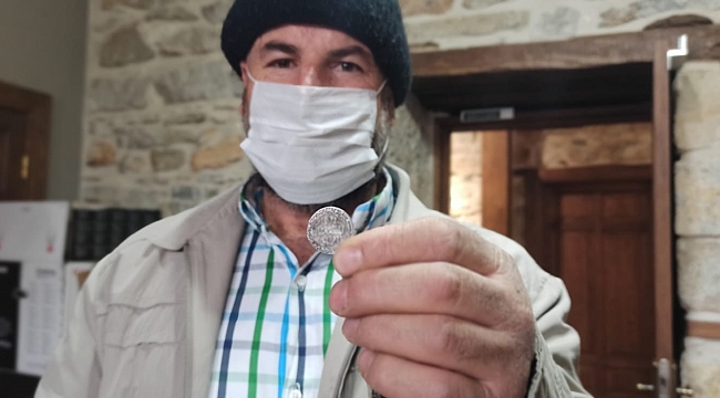 Tarla sürerken bulduğu sikke ve sadaka taşını müzeye bağışladı