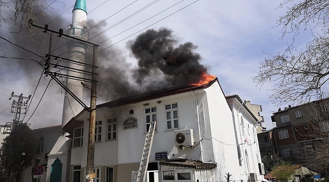 Tekirdağ'da cami yangını kamerada: Çatı alev alev yandı