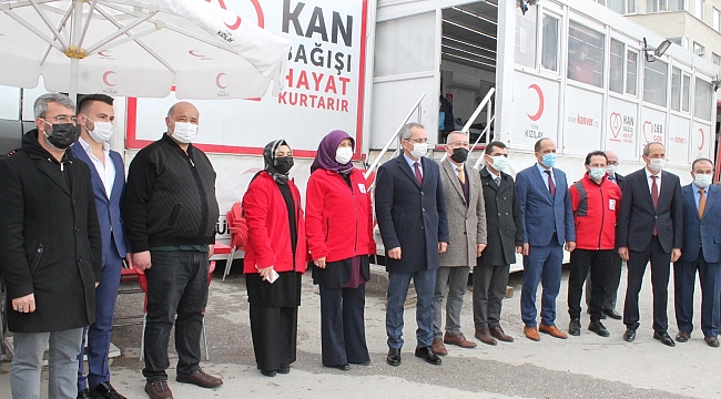 Tosya'da eğitimcilerden Kızılay'a destek