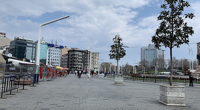 Turistlerin kafe önünde sipariş kuyruğu