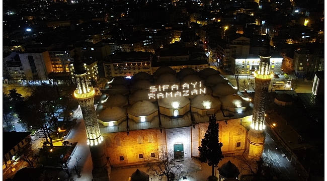 Ulu Cami'ye asılan Ramazan mahyası geceyi aydınlattı