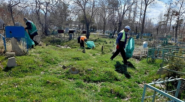 Van'daki mezarlıklarda bahar temizliği