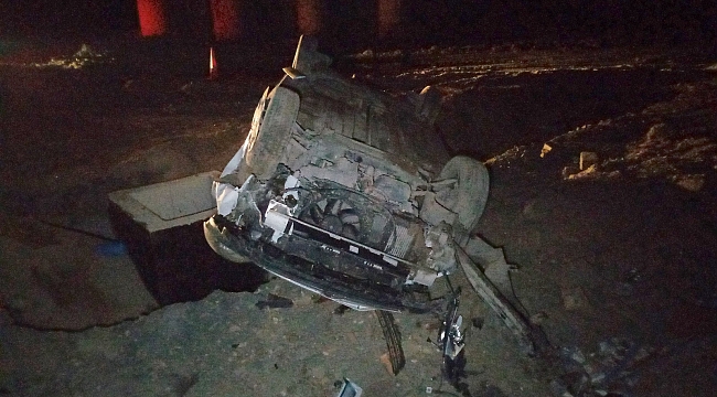 Yanlışlıkla otoyol inşaatına giren araç kum öbeğine çarparak taklalar attı: 2 yaralı