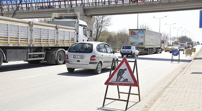 Yol çalışması kilometrelerce araç kuyruğuna sebep oldu