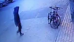 2 bisikleti bir hamleyle çaldı