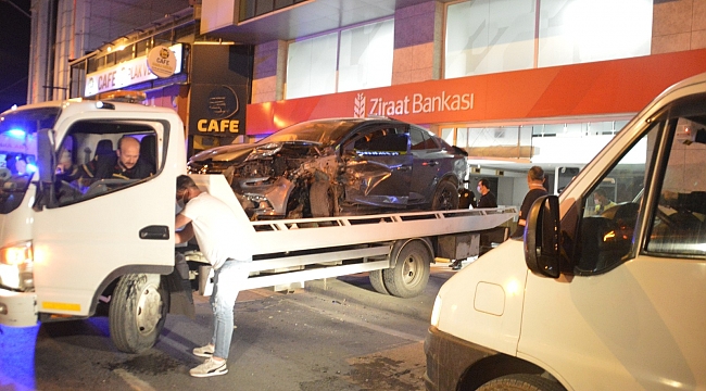 Avcılar'da makas atan otomobil bankaya girdi