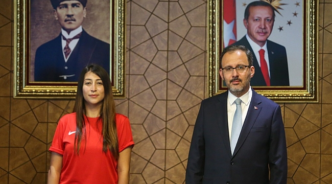 Bakan Kasapoğlu dünya rekortmeni Fatma Uruk'u kabul etti