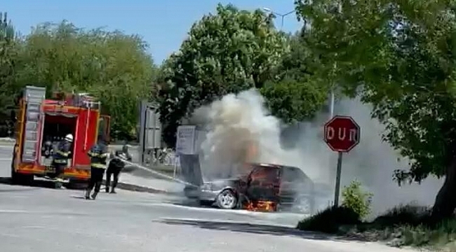 Bir anda alev alan araç kullanılamaz hale geldi