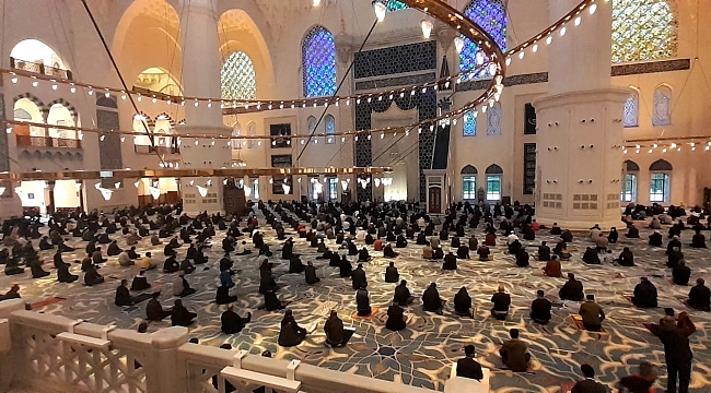 Büyük Çamlıca Camii'nde ilk bayram namazı kılındı