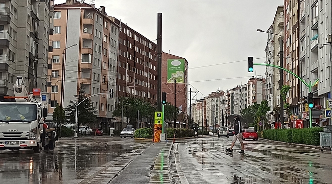 Eskişehir sağanak yağışa teslim oldu