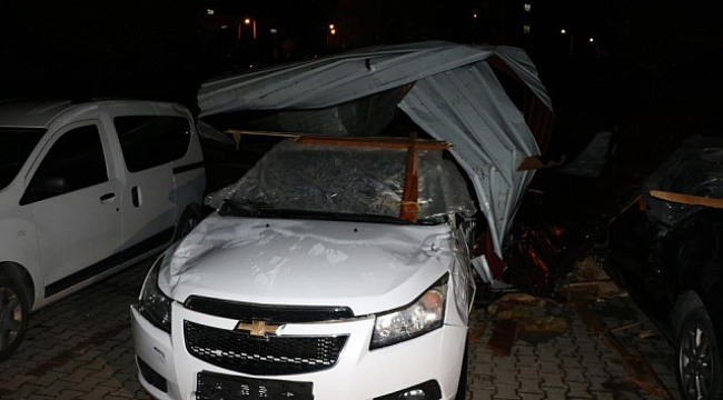 Fırtına çatıları uçurdu, çok sayıda araca hasar verdi