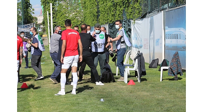 Foto muhabirlerine çirkin saldırı