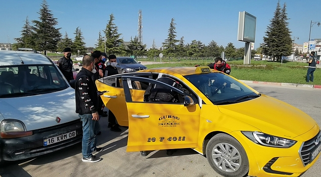 Hırsızlık şüphelileri, ticari taksiyle seyahat ederken yakalandılar
