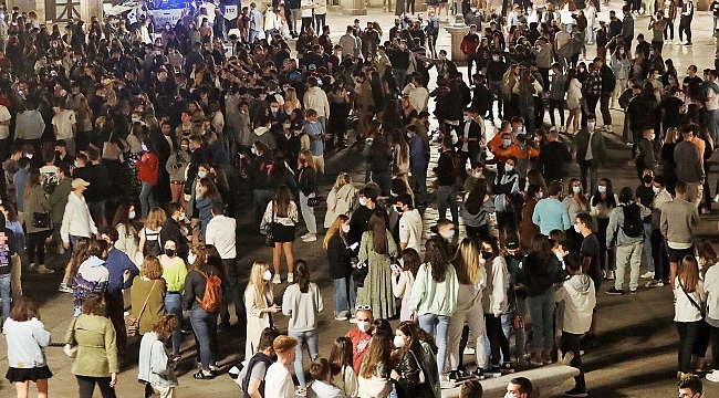 İspanya'da Covid-19 OHAL'inin sona ermesi sokak partileriyle kutlandı