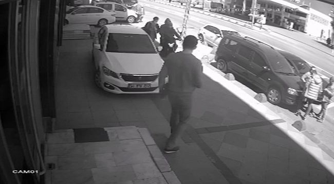 İstanbul'da motosikletli kapkaççı dehşeti kamerada