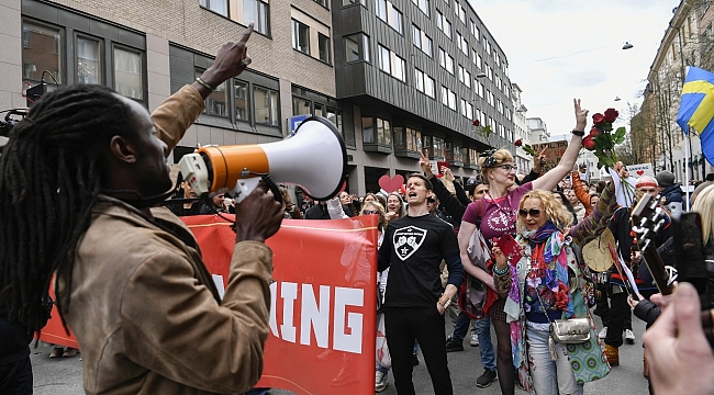 İsveç'te 1 Mayıs yürüyüşü Covid-19 protestosuna dönüştü
