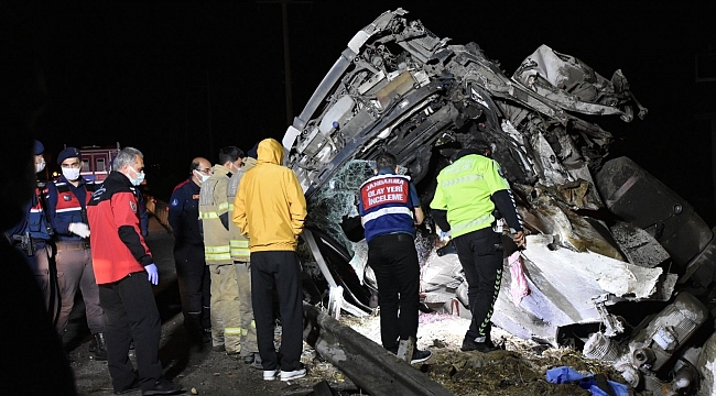 İzmir'de çimento yüklü tır devrildi: 2 ölü