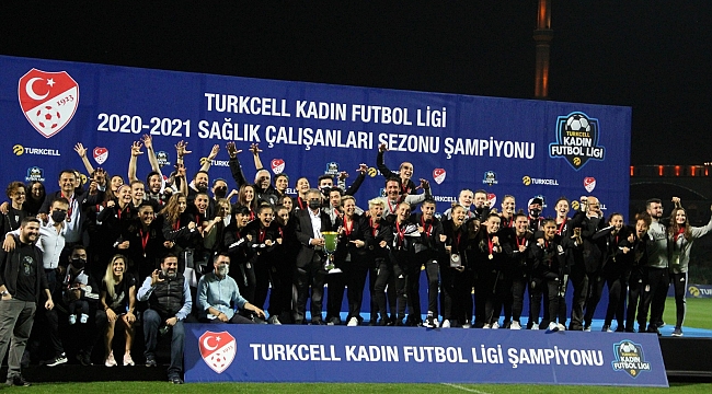 Kadınlar Ligi şampiyonu Beşiktaş kupasını aldı