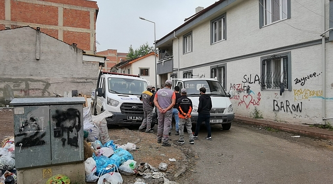 Kamyonet park halindeki araca çarptı, belediye personeli yaralandı