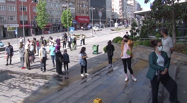 Kısıtlama sonrası AVM önünde kuyruklar şaşırttı