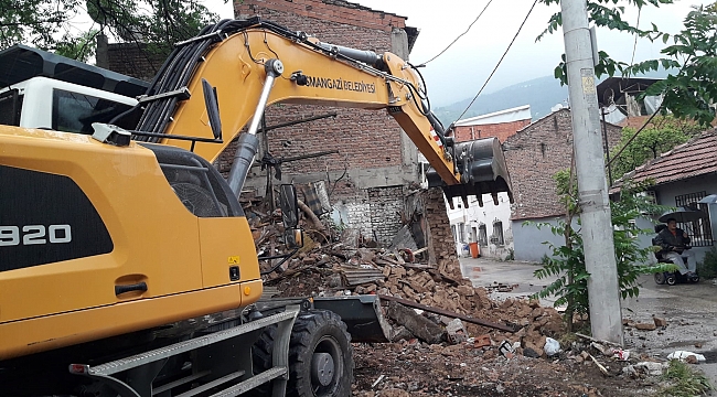 Metruk Binalar Tek Tek Yıkılıyor