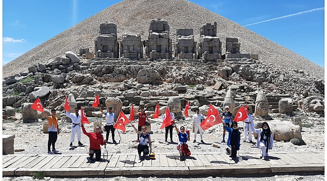 Milli sporcular Nemrut'un zirvesinde İstiklal Marşı okudu