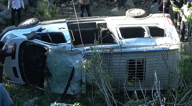 Minibüs şarampole yuvarlandı: 2'si ağır 16 yaralı
