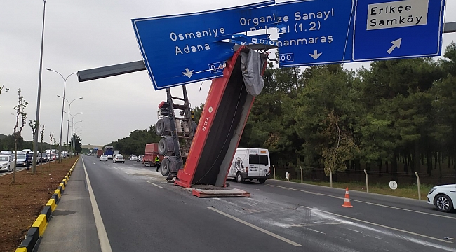 Otoyolda kamyonun damperi koptu, facianın eşiğinden dönüldü