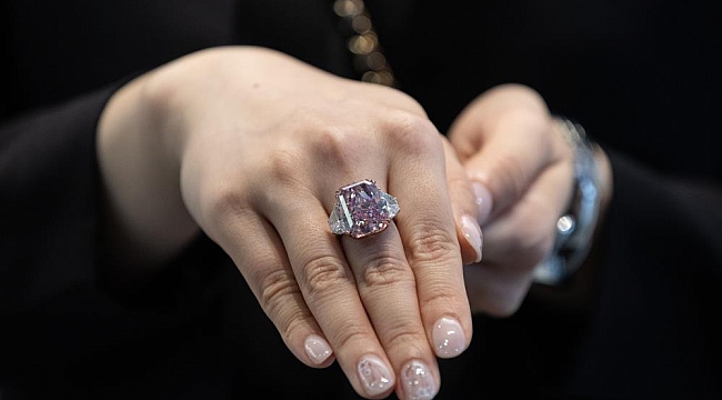 Pembe-mor elmas 29.3 milyon dolara satıldı