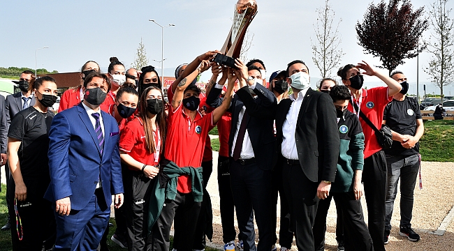 Şampiyon periler kupayı hastaneye götürdü