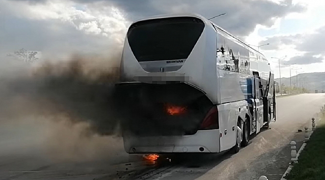 Seyir halindeki yolcu otobüsünde yangın çıktı