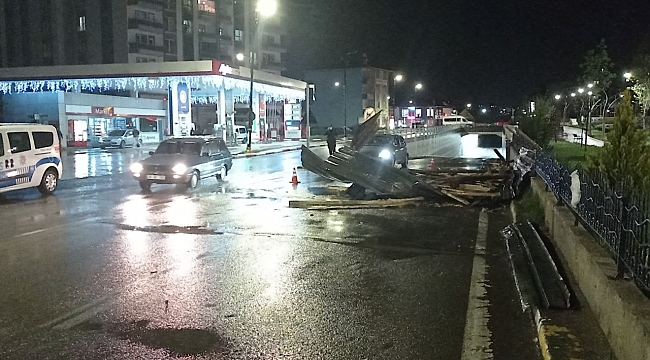 Sivas'ta fırtına çatıları uçurdu