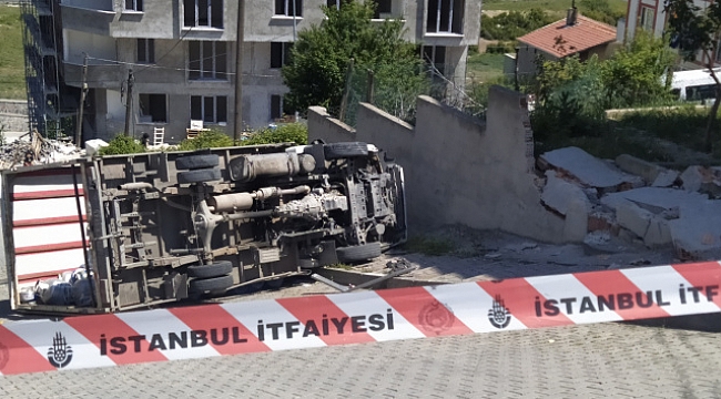 Tüp kamyoneti devrildi, faciadan dönüldü