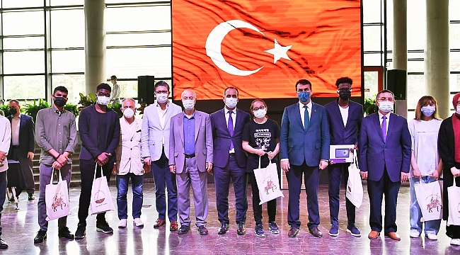 Akif sevgisi sınırları aştı