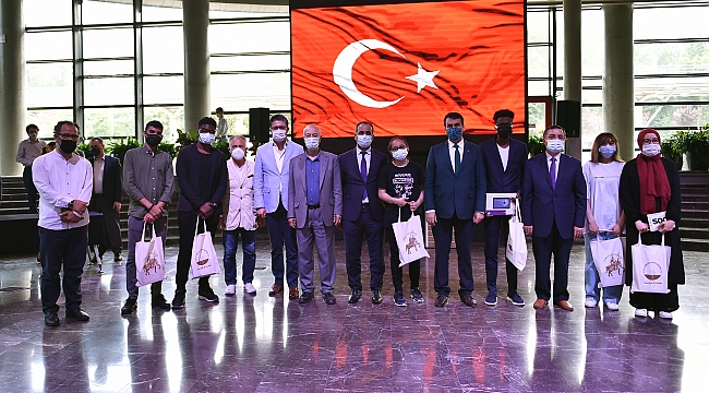 Akif sevgisi sınırları aştı