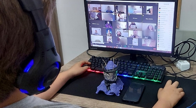 Bilime meraklı gençler evlerinde kendi laboratuvarlarını kurdu