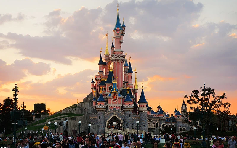 Disneyland Paris 7.5 ay sonra kapılarını yeniden açtı