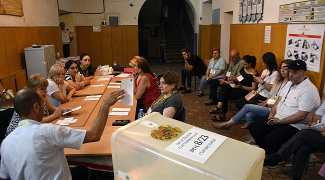 Ermenistan'da seçimleri Paşinyan önde götürüyor