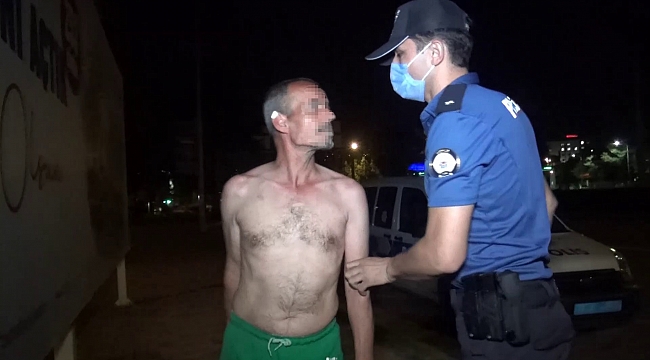 Gece yarısı yarı çıplak yürüdü