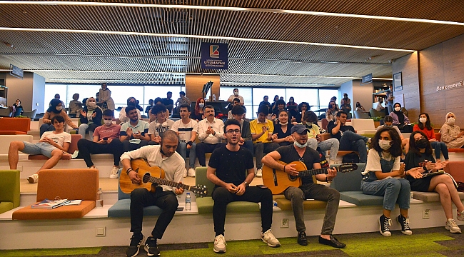 Gençlere gitarlı sınav morali