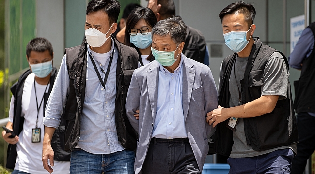 Hong Kong'da muhalif gazeteye 500 polisle baskın