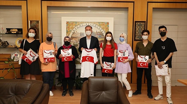 Milli forma talihlileri hediyelerini aldı