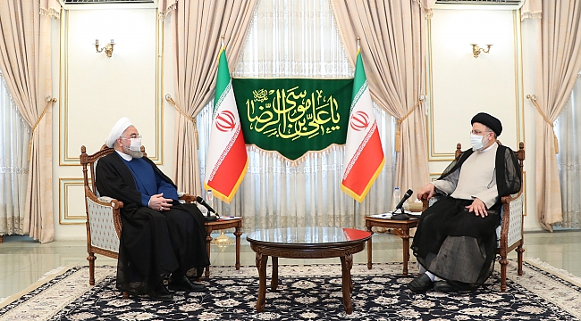 Ruhani, cumhurbaşkanlığı seçiminin galibi Reisi'yi makamında ziyaret etti