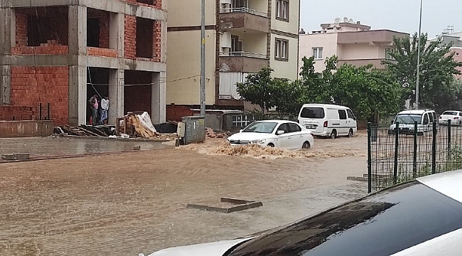 Sağanak yağış hayatı felç etti