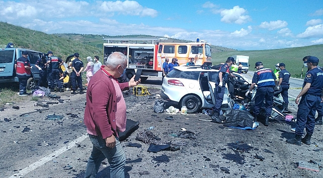 Sivas’ta iki araç çarpıştı: 9 ölü
