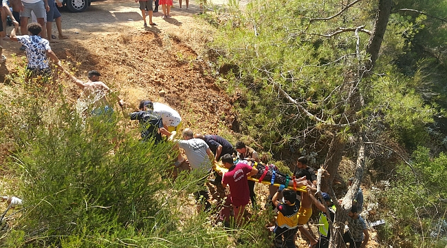 Uçuruma yuvarlanan araçtaki yaralılar insan zinciriyle yukarı çıkartıldı